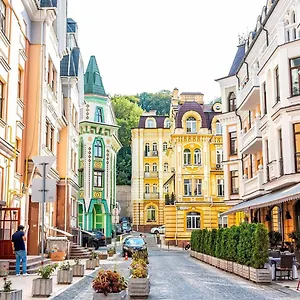 https://apartments-naberezhnaya-podol-centre.hotels-of-kiev.com